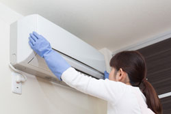 エアコンの外側を掃除する