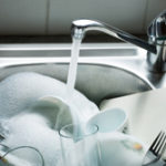 なかなか汚れが落ちない食器の洗い方とは？