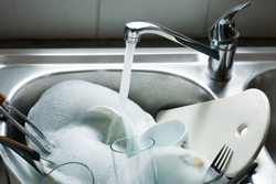 なかなか汚れが落ちない食器の洗い方とは？