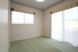 畳との相性が良いのは？ 雰囲気別和室のカーテン選び