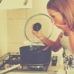 お酢や重曹が効果的？ 頑固な鍋の焦げ付きを落とす素材別対処法