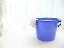 柔軟剤で拭き掃除？　家具にホコリをつきにくくする3つのポイント