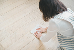 フローリングにできた凹みは自分で直せる？　対処方法3つ