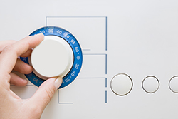 なかなか汚れが落ちない「冬場の洗濯方法」　水が冷たい時の対処法とは