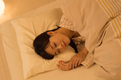 毛布は布団の「上」にかけるのが正解!? 賢い冬の布団のかけ方