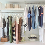 見せる収納でスッキリオシャレ。クローゼットがない部屋の洋服収納術