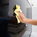 テレビ画面に付着する「ホコリの予防法」と「キレイにするお掃除術」