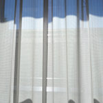 青と白のカーテン