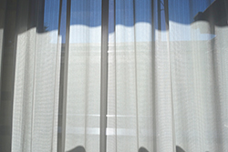 青と白のカーテン