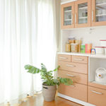 整頓された食器棚