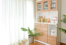 整頓された食器棚