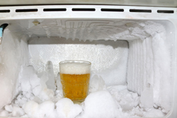 冷蔵庫の中で霜が巨大化! 冷蔵庫内の簡単な霜取りテクニックとは?