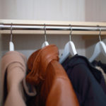 コートやニットに防虫剤の臭いがついた！　スッキリ落とす方法とは？