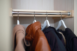 コートやニットに防虫剤の臭いがついた! スッキリ落とす方法とは?